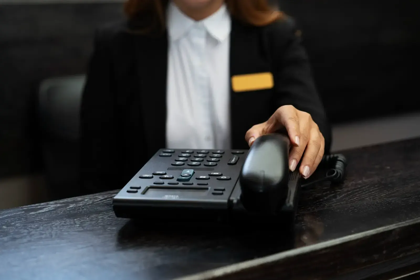Receptiemedewerker aan de balie
